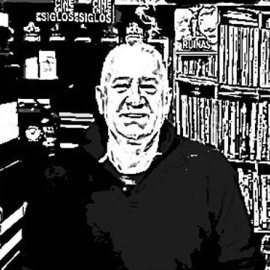 Fernando Navarro, en su videoclub de Vallecas, que abre 365 días al año. / HENRIQUE MARIÑO