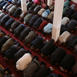 Un grupo de personas musulmanas rezan en una mezquita.REUTERS/Archivo