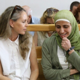 Dareen Tatour junto a su abogada Gaby Lansky / Reuters