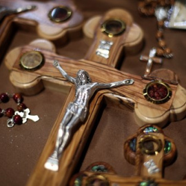 Crucifijos de arte cristiano palestino, expuestos en el stand de Palestina durante la Feria Internacional de Turismo- FITUR 2020, en Madrid (España), a 23 de enero de 2020.