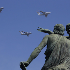 Helicópteros de transporte IL-76MD del Ejército ruso en formación sobre el monumento a Minin y Pozharsky, en la Plaza Roja de Moscú, durante el desfile de la Victoria. REUTERS/Maxim Shemetov