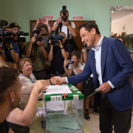 (19/06/2022) Juanma Moreno en el colegio electoral emitiendo su voto.