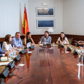 El secretario general de Podemos, Pablo Iglesias, junto a otros dirigentes de Podemos de las confluencias y de Izquierda Unida, durante la reunión de la mesa política Confederal para las negociaciones de Gobierno, este viernes en Madrid. EF