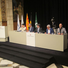Anna Bazza, Laurent Wauquiez, Carles Puigdemont, Jürgen Walter y Raül Romeva, en el acto donde Catalunya ha traspasado a la región francesa de Auvernia-Ródano-Alpes la presidencia de '4 Motores para Europa', la asociación de cooperación int