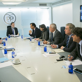 El presidente del Gobierno en funciones y presidente del PP, Mariano Rajoy, junto a la secretaria general, María Dolores de Cospedal; los portavoces, Rafael Hernando y José Manuel Barreiro; los vicesecretarios, Pablo Casado, Javier Maroto, 
