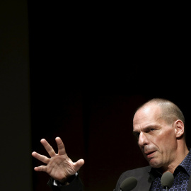 El ministro de Finanzas griego, Yanis Varoufakis, pronuncia una conferencia en  Atenas. REUTERS/Alkis Konstantinidis