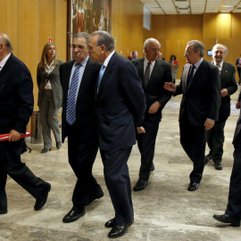 Los presidentes de Técnicas Reunidas, José Lladó, Telefónica, César Alierta, Caixabank, Isidre Fainé, ACS, Florentino Pérez, y BBVA, Francisco González, juntos en un acto en el Ministerio de Economía. EFE