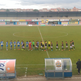 Jugadores en el terreno de juego del Arandina CF en un partido contra el Celta 'B'. / @Arandina_VAVEL