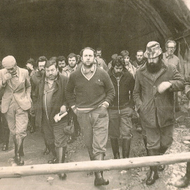 Saavedra (en el centro) en 1982,  tras poner fin a 35 días de encierro en la mina onubense de Cala