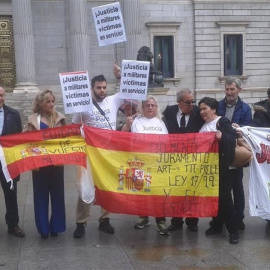 Un grupo de militares y familiares de éstos, con el apoyo de PSOE, Podemos e IU, se ha concentrado frente al Congreso para exigir justicia para los miembros de las Fuerzas Armadadas que han fallecido o han resultado heridos. EUROPA PRESS