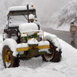 La nieve que ha caído en las últimas horas sobre la Montaña de Lugo ha afectado, de forma total o parcial, a un total de 27 líneas del transporte escolar. - EFE