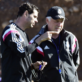 Fernando Hierro junto a Carlo Ancelotti en un entrenamiento del Real Madrid. /AFP
