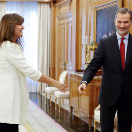 El rey Felipe VI saluda a la diputada de JxCat en el Congreso, Laura Borràs, en el Palacio de la Zarzuela, durante la ronda de consultas para designar candidato a la investidura. EFE/Chema Moya