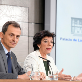 La ministra Portavoz Isabel Celaá, con el titular de Ciencia, Innovación y Universidades, Pedro Duque, durante la rueda de prensa celebrada tras la reunión del Consejo de Ministros en el Palacio de la Moncloa. EFE/Victor Lerena
