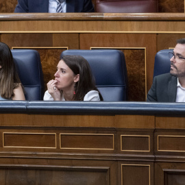 La ministra de Derechos Sociales y Agenda 2030 y secretaria general de Podemos, Ione Belarra; la ministra de Igualdad, Irene Montero y el ministro de Consumo, Alberto Grazón, durante una sesión plenaria, en el Congreso de los Diputados, a 9
