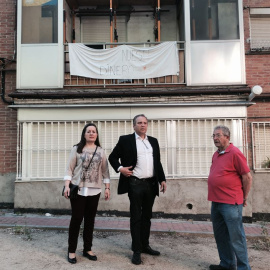 El candidato del PSOE a la Alcaldía de Madrid, Antonio Miguel Carmona, en su visita a la colonia de San Agustín. E.P.
