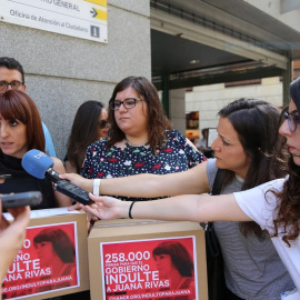 Entrega de más de 250.000 firmas recogidas en la plataforma Change.org, pidiendo que el Gobierno indulte a Juana Rivas