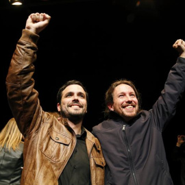 Los líderes de Podemos, Pablo Iglesias, y de Izquierda Unida, Alberto Garzón, salen de la sala Mirador, donde celebran un encuentro ciudadano, para atender a los medios tras el preacuerdo electoral alcanzado por ambas formaciones para prese