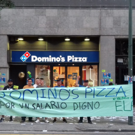 Movilización realizada frente a uno de los establecimientos de Domino's Pizza en Bizkaia. SINDICATO ELA