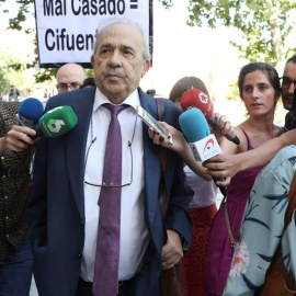 El exdirector del Instituto de Derecho Público de la Universidad Rey Juan Carlos, Enrique Álvarez Conde, a su llegada a los juzgados de Plaza de Castilla en Madrid/ EFE/ J.J. Guillén