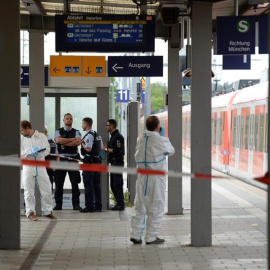 Investigadores forenses inspeccionan un vagón de tren en la estación de Grafing cerca de Múnich donde un hombre ha atacado con un cuchillo a cuatro personas, matando a una de ellas. EFE