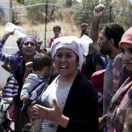 Refugiados y migrantes del campo de Moria protestan por las condiciones de vida del campo de refugiados, en la isla de Lesbos. Reuters