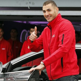 Benzema recogiendo uno de los Audi que el Real Madrid da a los jugadores cada temporada.