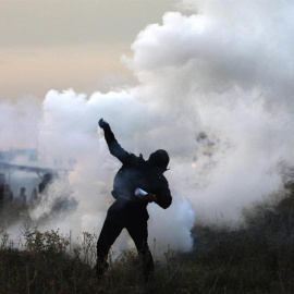 Un manifestante palestino devuelve una granada de gas israelí durante enfrentamientos cerca a la frontera con Israel. EFE/MOHAMMED SABER