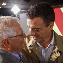 El exministro Josep Borrell con Pedro Sánchez, el pasado mes de septiembre, en el acto de arranque de campaña de las catalanas, en Barcelona. EFE