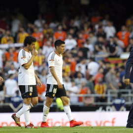 Nuno y los jugadores del Valencia abandonan el campo en el último partido de Liga. /EFE