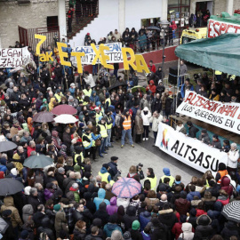 Los manifestantes congregados en el centro de Altsasu / EFE