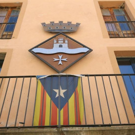 Una bandera "estelada" colgada en el Ayuntamiento de Miravet a pesar de la prohibición de la junta electoral./ EFE