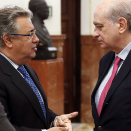 El ministro del Interior, Juan Ignacio Zoido (i), conversa con el diputado del PP y su antecesor en el cargo, Jorge Fernández Díaz (d). EFE/Chema Moya