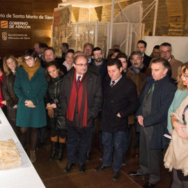 El presidente de Aragón Javier Lambán (con bufanda roja) durante su visita al Monasterio de Sijena junto a otras autoridades. | JAVIER BLASCO (EFE)