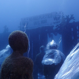 Activistas de WWF se sumergen en aguas del Atlántico para denunciar la contaminación marina por plástico.