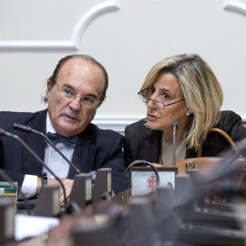 Asunción Barberá, hermana de la exalcaldesa de Valencia, conversa con su abogado antes del inicio de la primera sesión de comparecencias de la comisión municipal de investigación sobre la gestión del PP en el Ayuntamiento. EFE/Manuel Bruque