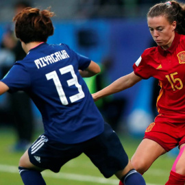 Jugadoras de fútbol durante un partido entre España y Japón. / EFE