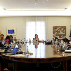 La vicepresidenta del Gobierno, Carmen Calvo, presidió la reunión del Consejo de Ministros celebrada este viernes, 29 de junio en Moncloa. (CÉSAR P. SENDRA)