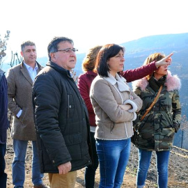 La conselleira de Medio Rural visitando los trabajos anti erosión en Carballeda de Avia el mes pasado. /Xunta de Galicia