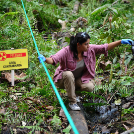 Una mujer en la zona contaminada de la provincia de Sucumbíos en Ecuador, donde operaba Chevron, en una fotografía de 2013. AFP