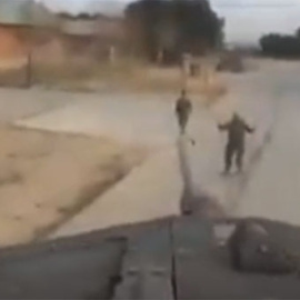 Captura del vídeo en el que se ve el cañón del tanque en el que los dos hombres estaban subidos.