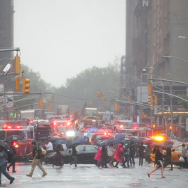 Camiones de bomberos y ambulancias se concentran en el lugar del accidente. (BRENDAN McDERMID | REUTERS)