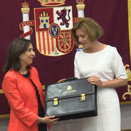 La exministra de Defensa María Dolores de Cospedal y la actual titular, Margarita Robles, en el cambio de cartera. Europa Press TV