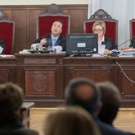 El tribunal de la sala en la que se juzga a 22 ex altos cargos de la Junta de Andalucía en la pieza política del caso ERE, en la Audiencia de Sevilla. EFE/Julio Muñoz