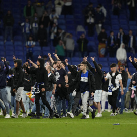 Cientos de aficionados invaden el campo al término del partido que el RCD Espanyol y el FC Barcelona