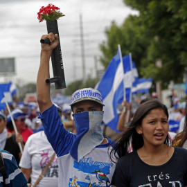 Jóvenes participan en una marcha convocada para apoyar a los médicos que fueron destituidos por atender manifestantes en Managua. JORGE TORRES (EFE)