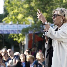 La candidata de Ahora Madrid a la Alcaldía, Manuela Carmena, participa en un encuentro vecinal en el distrito de Usera junto a los candidatos Nacho Murgui, Inés Sabanés, Féliz López Rey y Nuria Santos. /EFE