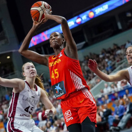 Astou Ndour, durante un partido con la selección española de baloncesto.FEB / ALBERTO NEVADO