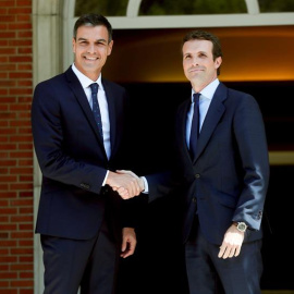 Pedro Sánchez saluda a Pablo Casado en La Moncloa | Foto: EFE