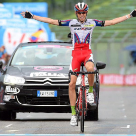 Zakarin celebra su victoria en la etapa del Giro. EFE/Daniel Dal Zennaro